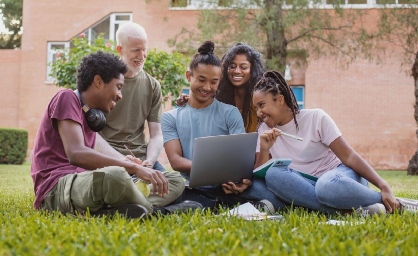 Revisión colaborativa de métricas financieras en entorno educativo